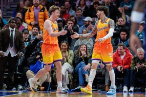 黄蜂自26年以来进攻第1&amp;防守第5&amp;净效率第1 场均进17.8三分第1