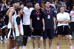 500彩票查询-韦世豪现身詹姆斯成都行现场，与赵睿、李梦等一同合影